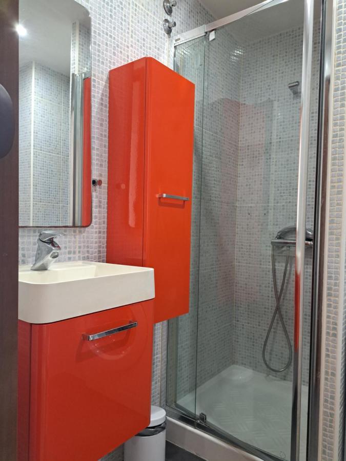 Estudio En Primera Linea De Mar เอมปูเรียบราบา ภายนอก รูปภาพ